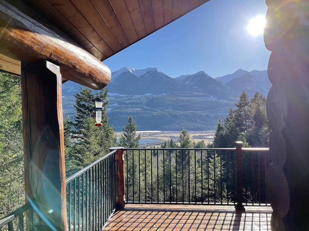 Spectacular mountain views in beautiful log chalet in Kicking Horse