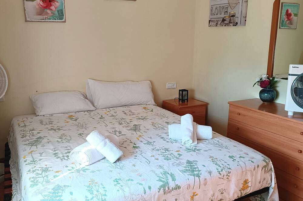 Villa con piscina privada, wifi, barbacoa, zona de comedor exterior. capacidad 9 pax. Vivalidays Gala. in Tordera, Maresme