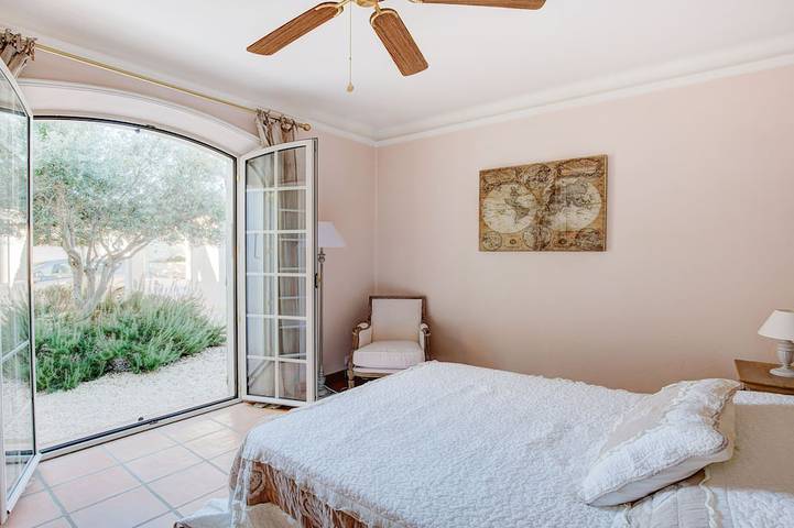 Location de vacances pour 10 personnes, avec terrasse ainsi que jardin et jacuzzi à Tanneron - 3