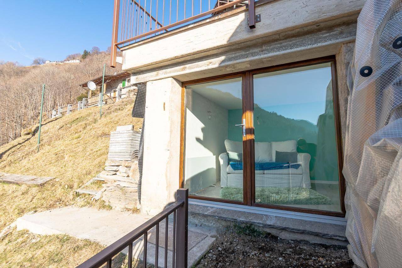 Rustico mit Blick auf den Lago Maggiore in Gambarogno, Lago Maggiore (Schweiz)