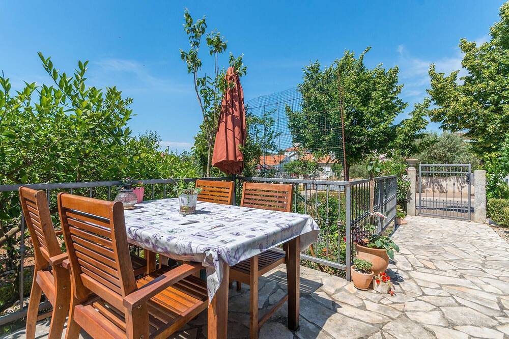Apartamento entero, Hermoso apartamento de 2 habitaciones en. in Pakostane, Region de Zadar