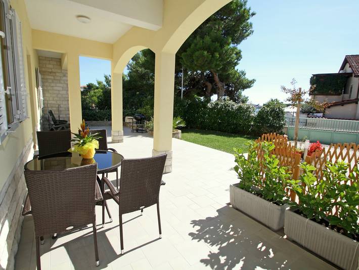 Ferienwohnung für 5 Personen, mit Terrasse und Garten in Grad Šibenik - 2