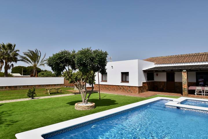 Chalet para 8 personas, con terraza además de piscina y jardín en Provincia de Cádiz - 2
