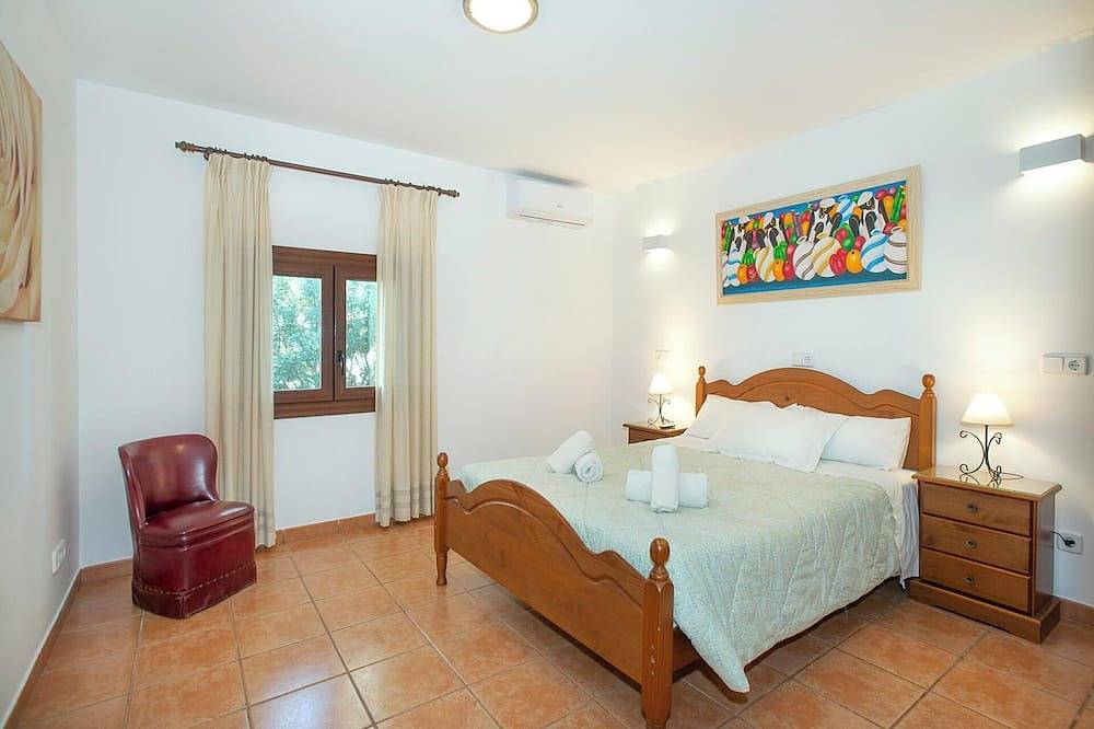 Single Storey Villa, A/C, Private Pool - Just a 5min Walk to the Picturesque Cove of Cala Sa Nau! in Cala Sa Nau, Felanitx