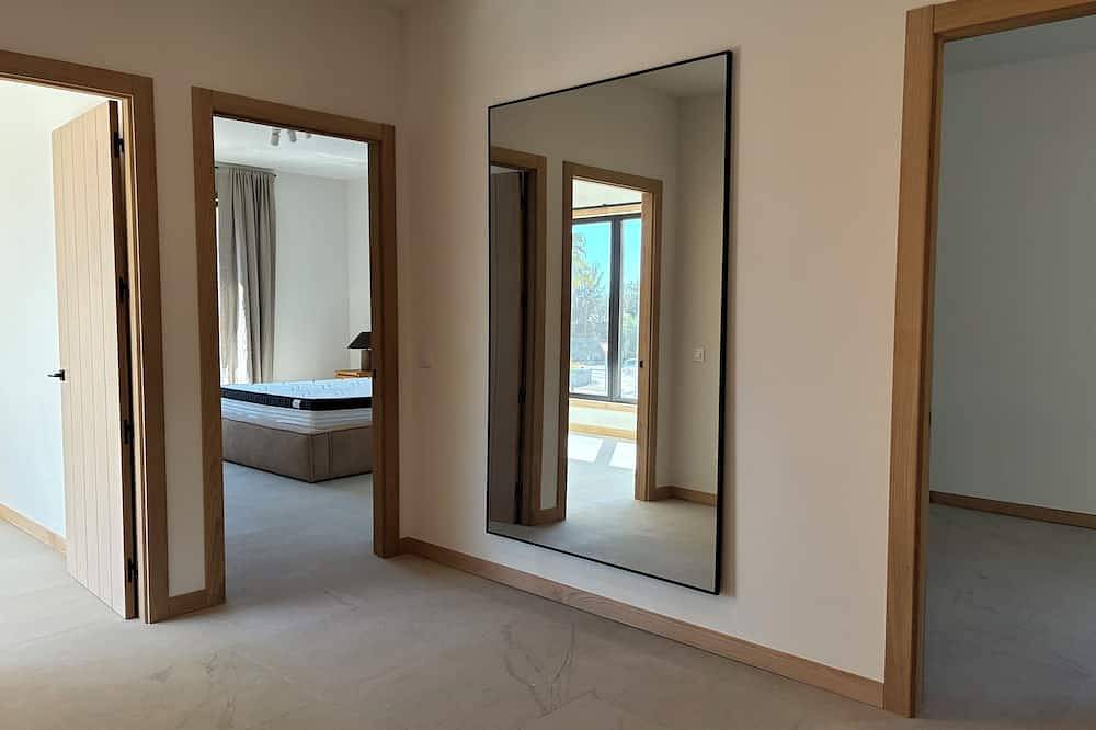 House with garden, pool and barbecue in front of golf and forest, minutes from the beach. in el Catllar, Costa Dorada