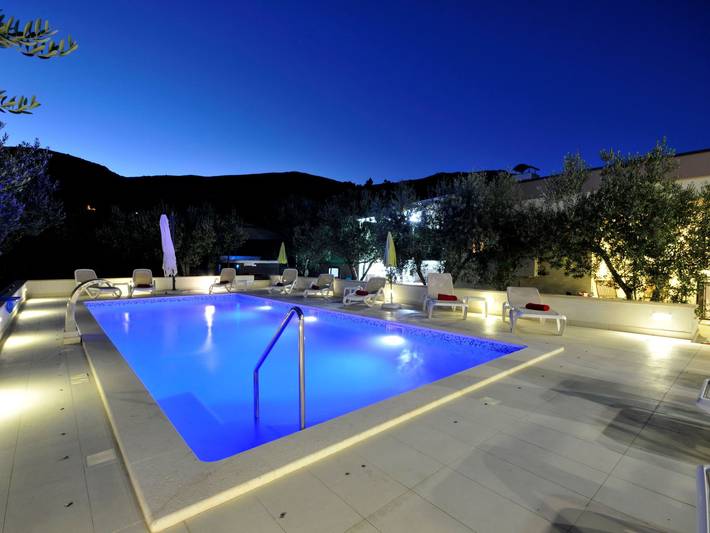 Ferienhaus für 12 Personen, mit Pool und Terrasse sowie Garten