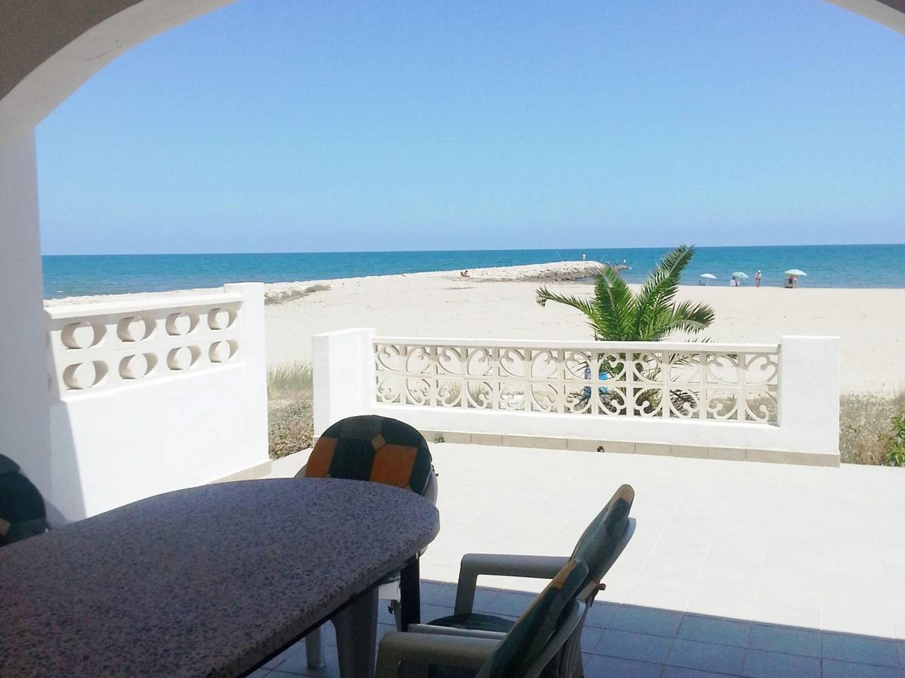 Beachfront house in Denia: 3 bedrooms and covered terrace in Playa de Les Deveses, Dénia