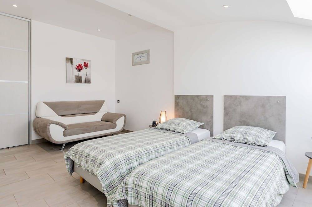 Wonderful private villa for 10 guests with Wifi, Tv, terrace and pets allowed in Pirou, Coutances