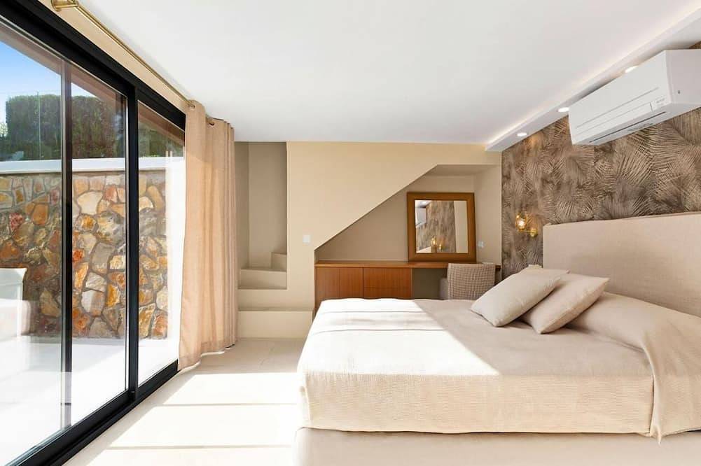 Stunning and modern 5 bed villa in Portals in Portals Nous, Calvià