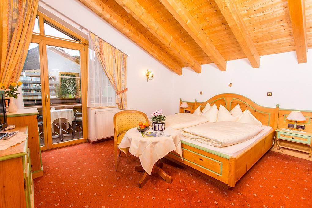 Doppelzimmer mit Bergblick im Gästehaus Büchele Kleinwalsertal in Hirschegg Kleinwalsertal, Mittelberg