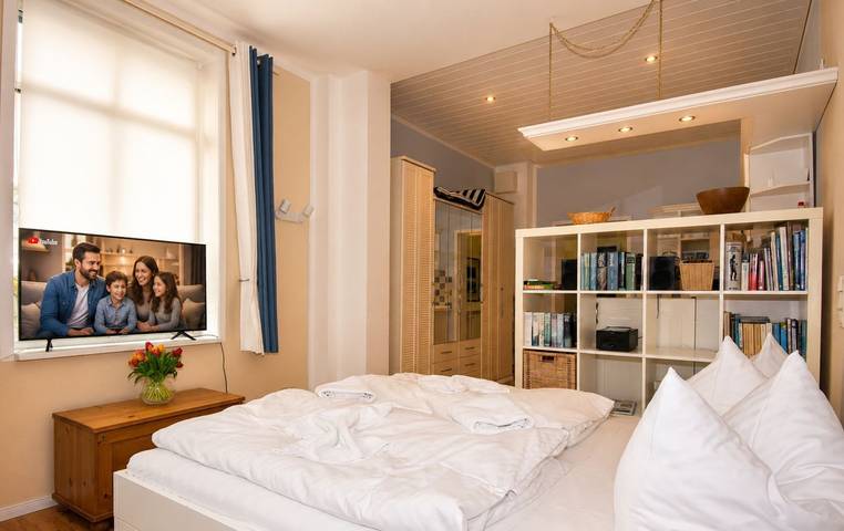 Ganze Wohnung, 1-Zimmer-Ferienwohnung mit Balkon und Meerblick auf den Alten Strom in Warnemünde in Warnemünde Strand, Rostock