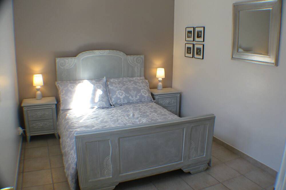 Villa Zelda Large 3bed 100m².Stylish French Decor.Pool & Garden.Amenities nearby in Roquefort-les-Pins, Région de Cannes