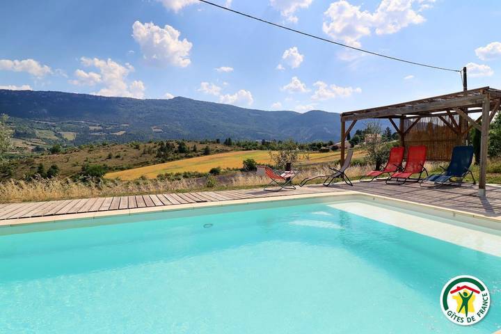 Gîte pour 4 personnes, avec piscine et jardin