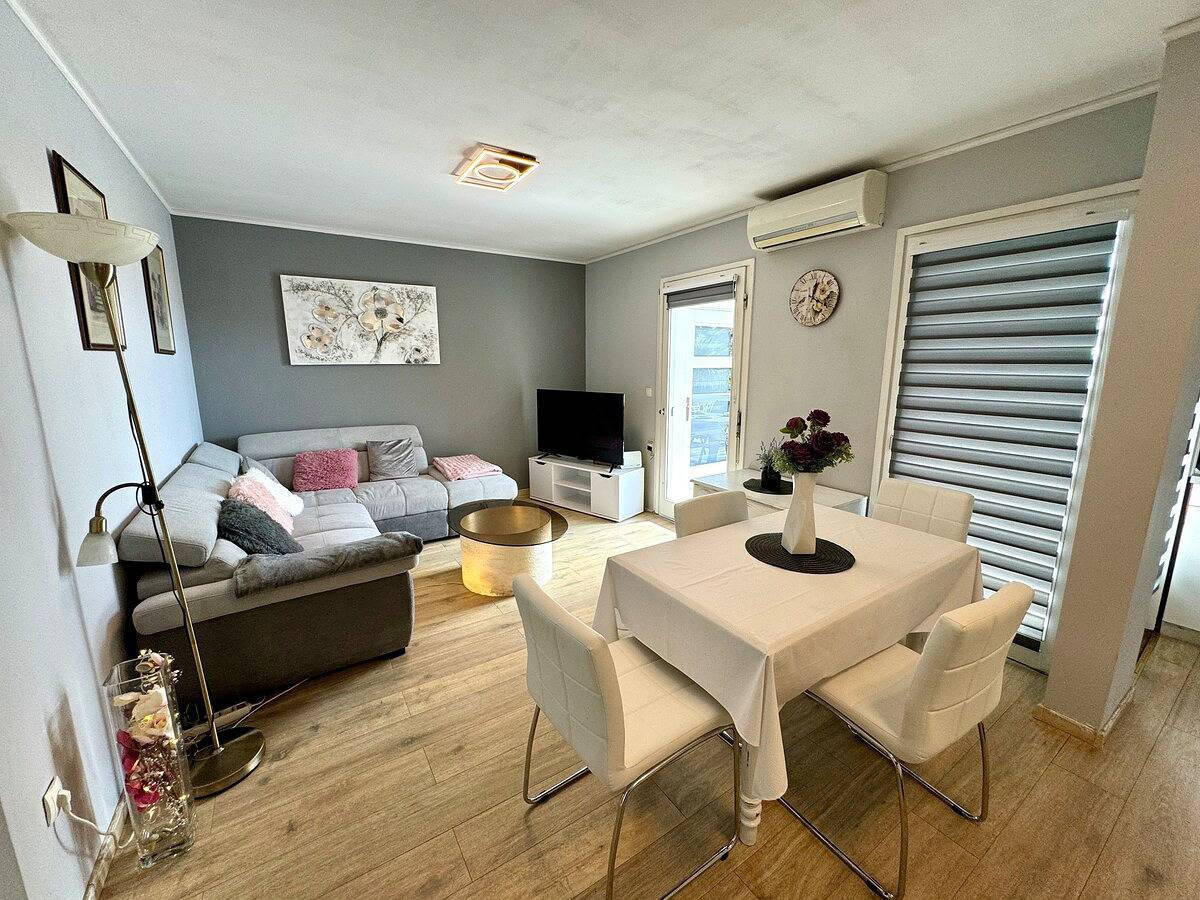 Appartement entier, Appartement en bord de mer à 2 km in Crikvenica, Primorje-Gorski Kotar