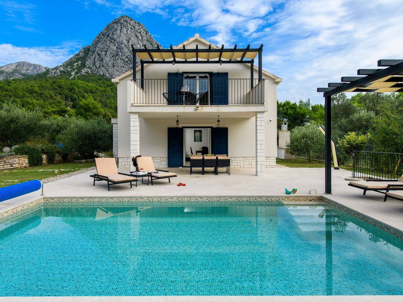 Alleinstehendes Ferienhaus mit Pool und drei Sch in Zaostrog, Riwiera Makarska