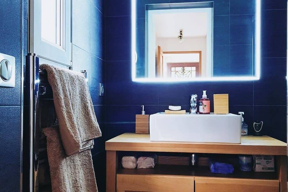 Cosy Bungalow 15 Min From Paris, 300M From Train Station in Cormeilles-en-Parisis, Val-d'Oise