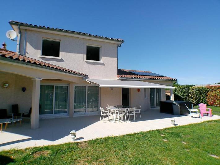 Location de vacances pour 8 personnes, avec Jacuzzi et Terrasse ainsi que Jardin et Piscine à Aubiat - 3