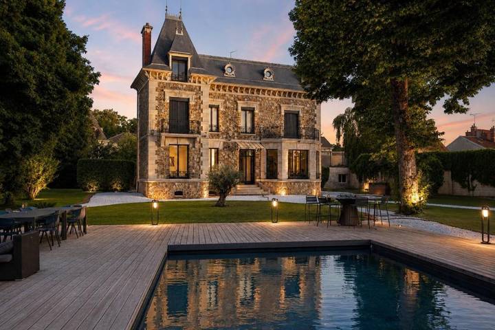 Location de vacances pour 12 personnes, avec Balcon et Jacuzzi ainsi que Terrasse et Jardin à Vitry-le-François
