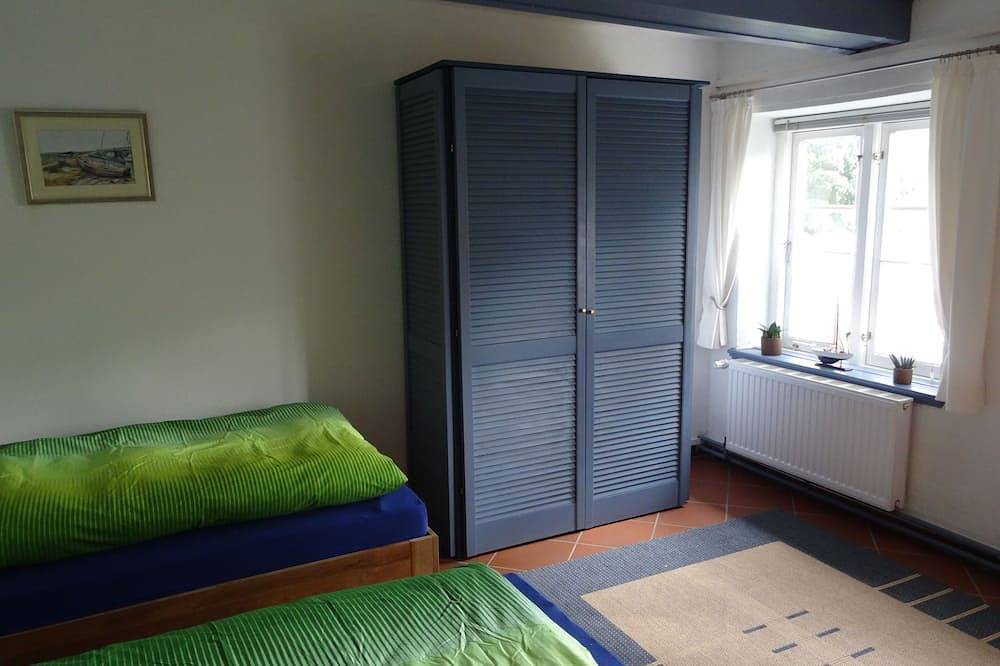 Ganze Wohnung, Urlaub am Meer im Reetdachhaus: Wlan frei, Garten, Sauna von 2022, Kamin in Geltinger Birk, Pommerby