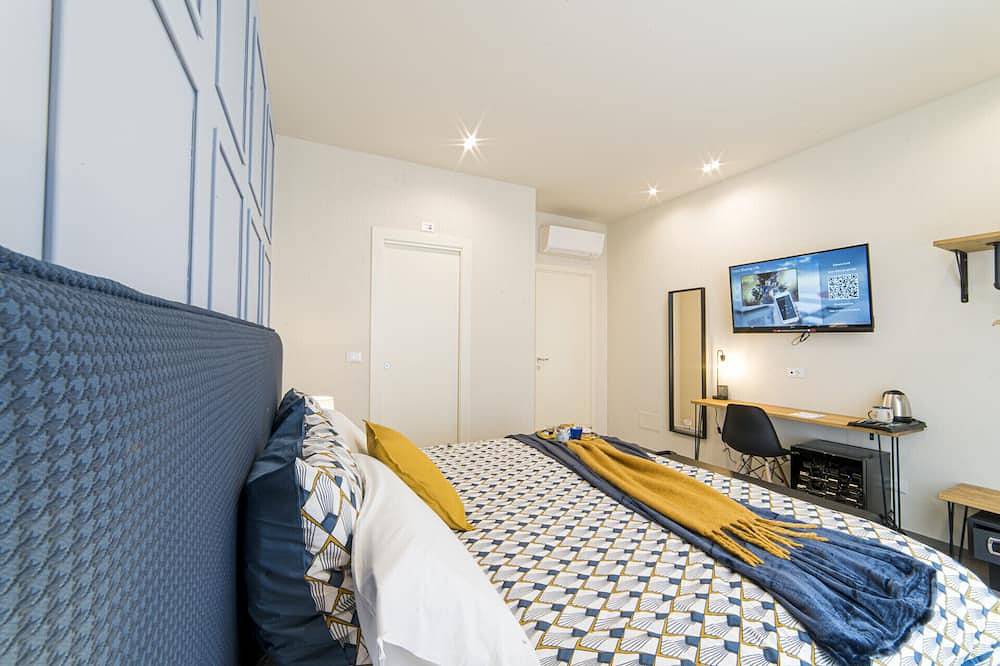 Double/twin room with bathroom and king size bed near Pescara airport in Pescara, Adriatic Coast Abruzzo