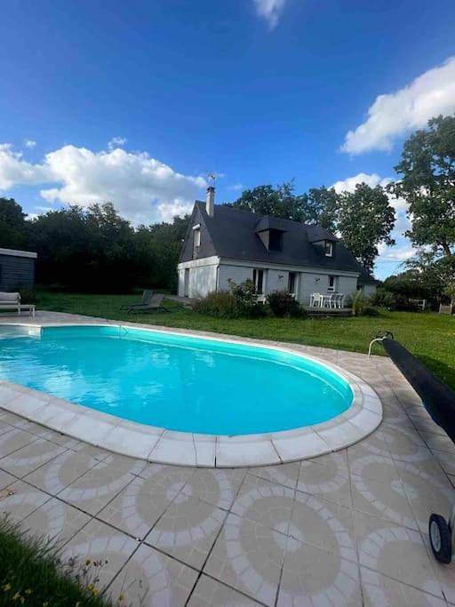 Villa pour 9 personnes, avec jardin ainsi que piscine et jacuzzi, animaux acceptés