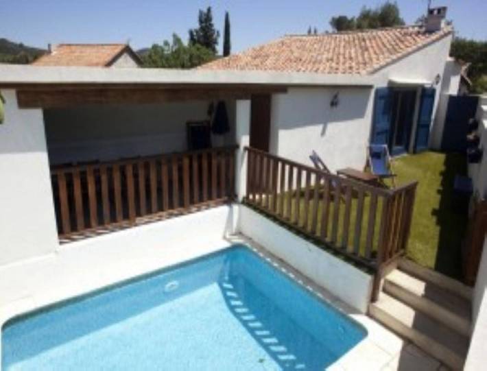 Location de vacances pour 12 personnes, avec vue ainsi que jardin et piscine à Cascastel-des-Corbières