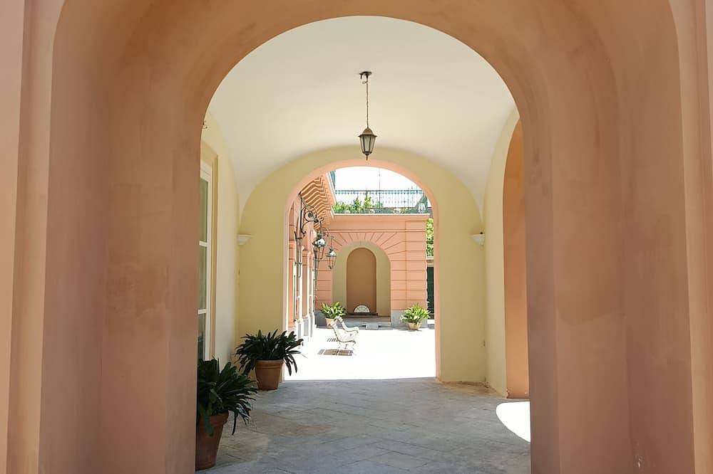 Ganze Wohnung, Large apartment in historic villa on Sorrento's peninsula by the Amalfi's coast in Piano di Sorrento, Sorrentinische Halbinsel