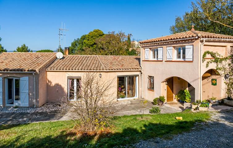 Location de vacances pour 12 personnes, avec terrasse ainsi que piscine et jardin à Malves-en-Minervois