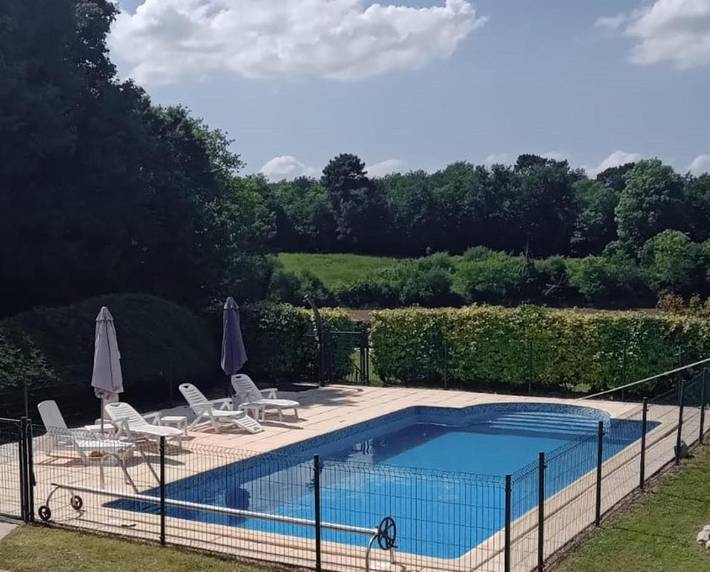 Location de vacances pour 2 personnes, avec Terrasse ainsi que Jardin et Piscine à Courgeac - 4