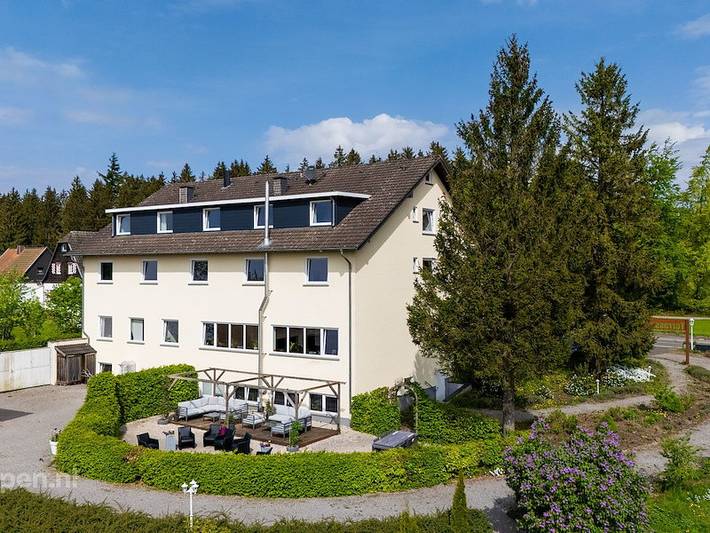 Ferienhaus für 32 Personen, mit Balkon/Terrasse und Whirlpool sowie Terrasse und Sauna in Hellenthal