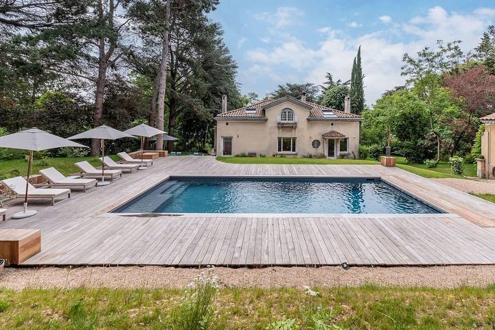 Location de vacances pour 14 personnes, avec Jardin à Champagne-au-Mont-d'Or