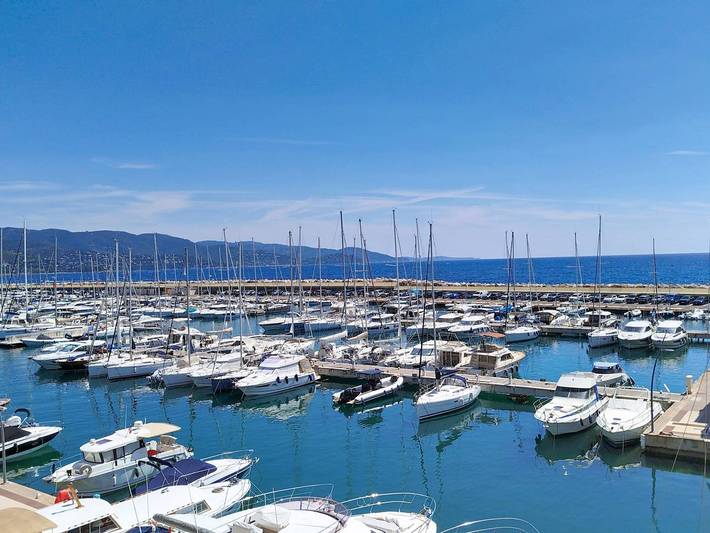 Gîte pour 4 personnes, avec terrasse et piscine dans Plage La Favière
