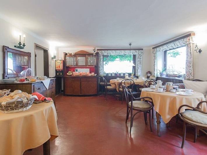 Hotel, mit Balkon und Terrasse sowie Garten und Seeblick in Attergau - 4