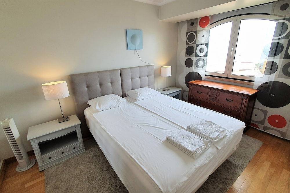 Ganze Wohnung, Spacious luxury apartment with 180° ocean view,  pool, seafront beach in Parede, Carcavelos e Parede