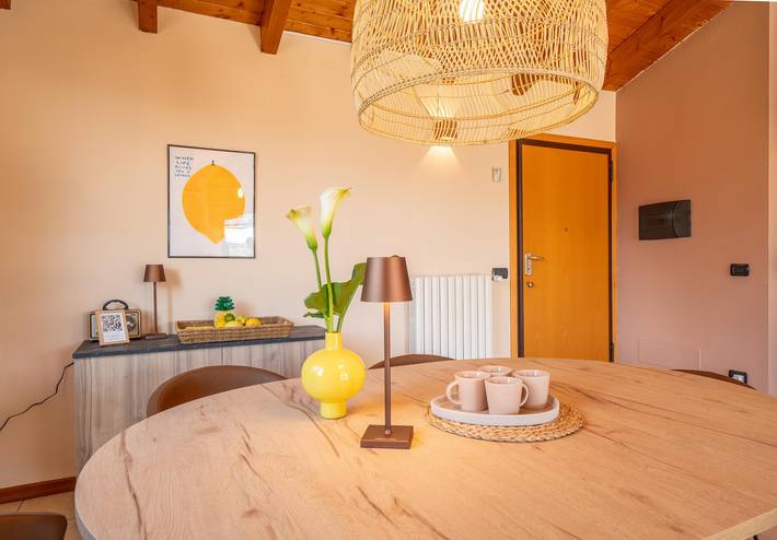 Apartamento entero, Apartamento 'Central Penthouse Luino' con vistas al lago, terraza privada y Wi-Fi in Luino, Comune di Luino