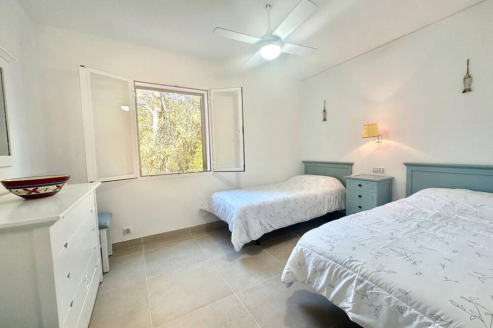 Entire apartment, Apartment 'Addaia' with Mountain Views, Shared Pool and Wi-Fi in Port d'Addaia, Es Mercadal