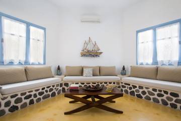 Vacation Rental for 9 Guests in Santorini, Cyclades, Picture 4