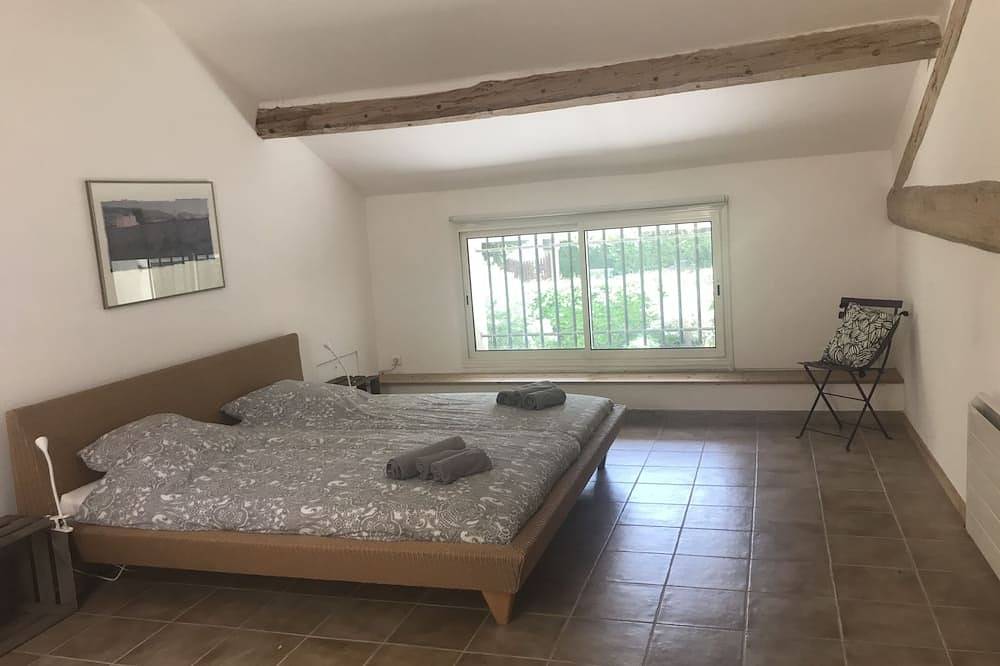 Perfect location in the heart of Provence with a large pool and beautiful garden in Cabannes, Arles region