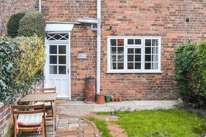 Log cabin for 3 people, with garden in Louth