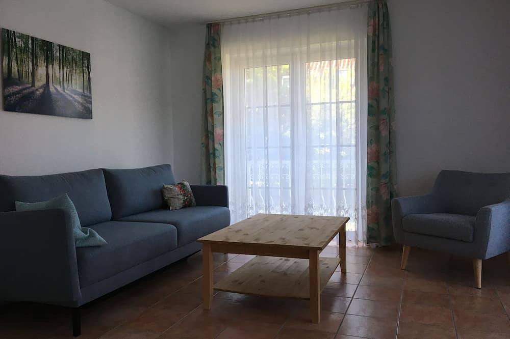 Ganze Wohnung, Gemütliche Ferienwohnung mit Terrasse im Herzen der Mecklenburgischen Seenplatte in Mirow, Mecklenburg-Strelitz