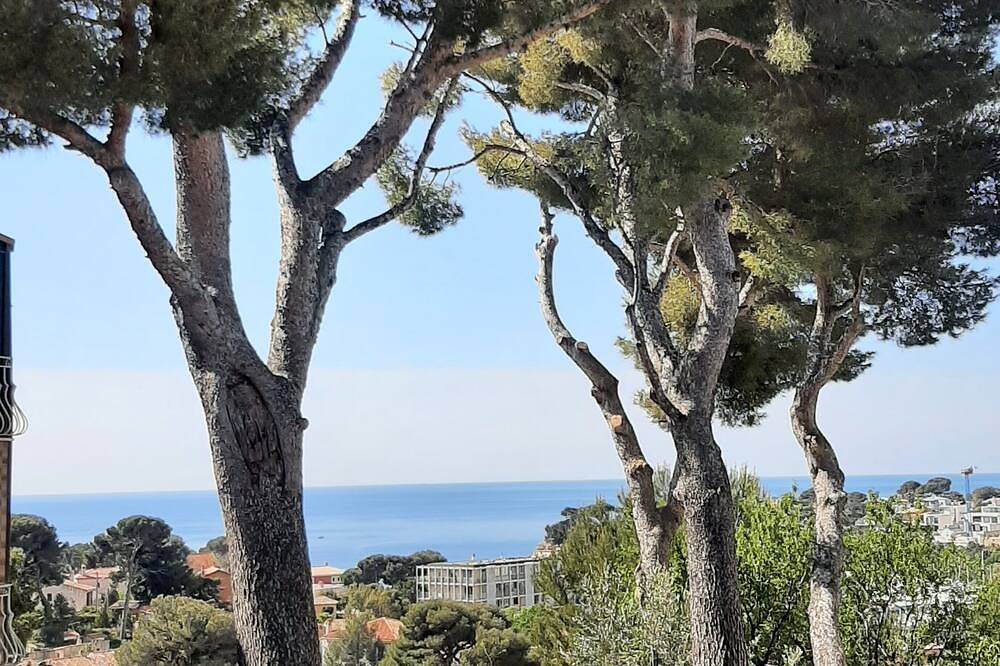 House between pines and sea in a residential area in Carry-le-Rouet, Istres en omgeving