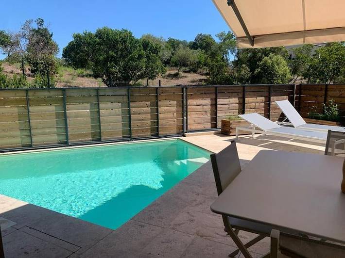 Appartement de vacances pour 8 personnes, avec balcon ainsi que vue et piscine