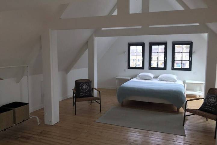 Duplex centre ville 120m2 .Face à la cathédrale de Saint Pol de Leon . in Saint-Pol-de-Léon, Ceinture Dorée