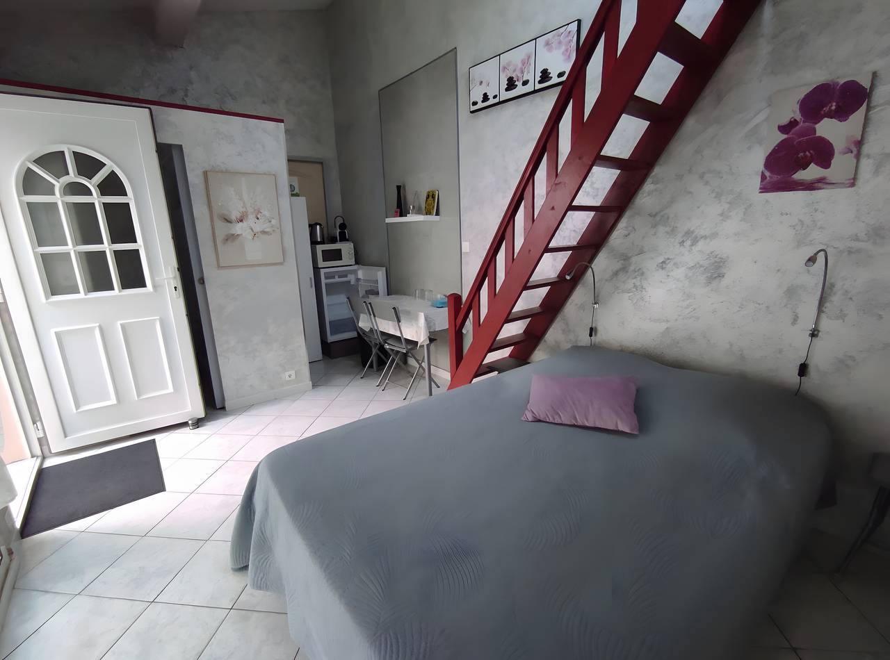 Les Orchidées Guest Rooms – Wi-Fi and Air Conditioning Included in Perpignan, Côte d'Améthyste