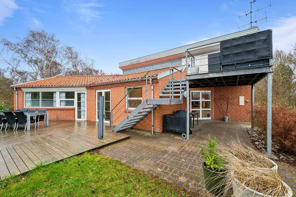 Spacious and inviting pool house with spa, sauna, rooftop terrace and room for the whole family – just 300 metres from the water and close to Ebeltoft’s beaches, forest and harbour. in Øerne, Ebeltoft