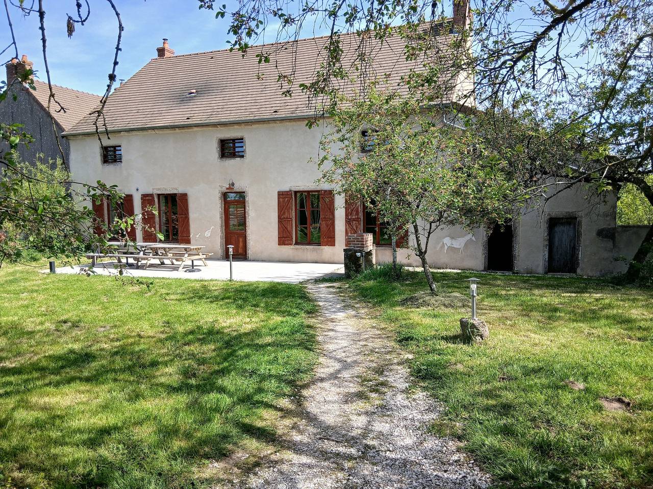 Gîte de Preney : maison de vacances avec terrasse et jardin privés in Saulieu, Région de Montbard