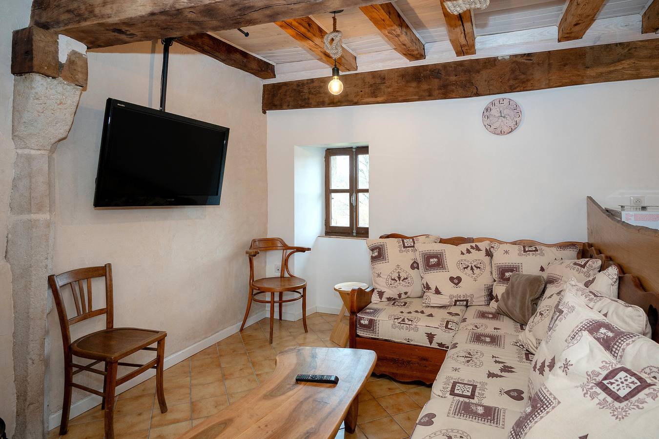 Appartement entier, Appartement 'Les Hirondelles' avec vue sur montagne, terrasse privée et jardin privé in Saint-Genix-les-Villages, Région de Chambéry