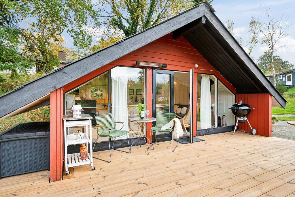Gepflegtes Ferienhaus auf großem Naturgrundstück in erster Reihe zum Wasser mit Meerblick in Dejret, Knebel