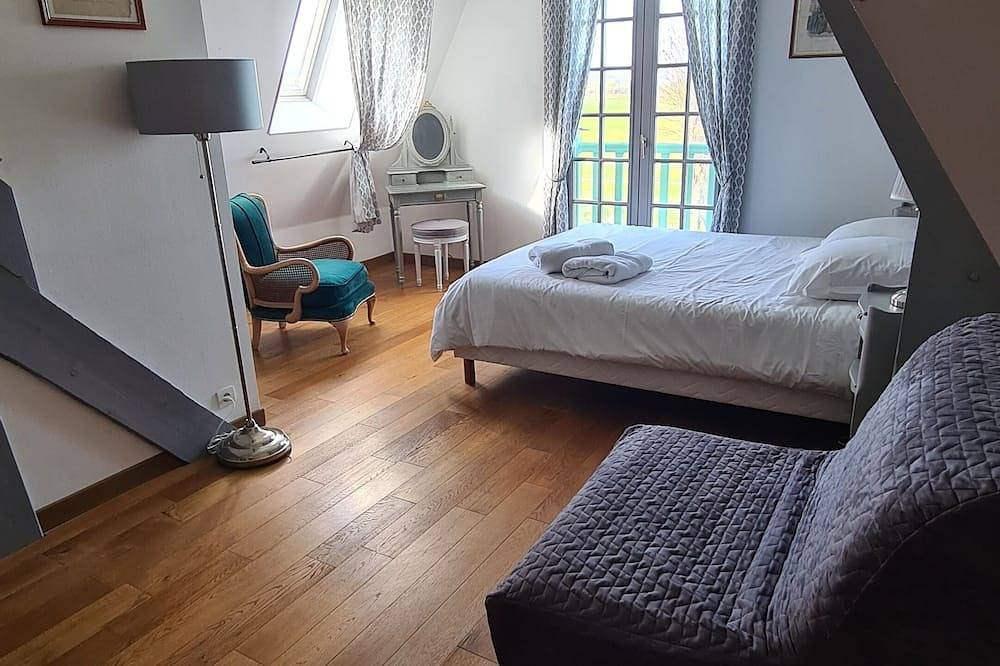 Villa, beach 3 km away, large indoor pool 28°, sauna, jacuzzi, 5* classification in Gonneville-en-Auge, Caen region