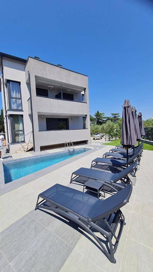 Villa pour 8 personnes, avec sauna et jardin ainsi que vue et piscine à Funtana - 2